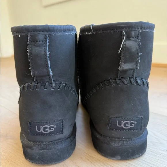 UGG Men’s Classic Mini Boot - Picture 3 of 6